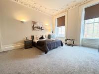 B&B Glasgow - City Centre 5 Bedroom Flat on Sauchiehall Street - Bed and Breakfast Glasgow