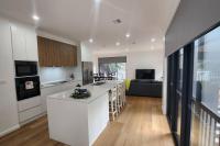 Spacious & Modern 4 Bedrooms - Chambres d’hôtes Tuggeranong Administrative District