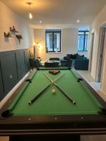 B&B Bradford - Dream Retreat Luxury Apartment with Super King Bed, Pool Table PS4 - Sleeps 5 Free Parking - Bed and Breakfast Bradford