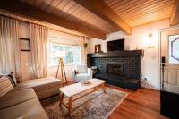 B&B Lake Arrowhead - Cozy Family Cabin w/ 2 King beds + 1 mile to Lake - Bed and Breakfast Lake Arrowhead