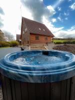 B&B Duneena - Large Newly Refurbished Lakeside Chalet With Optional Hot Tub & Boat Hire - Bed and Breakfast Duneena