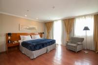 Suite con cama extragrande y vistas a la piscina