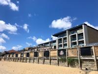 25 Breakwaters - Beach Hut is Included with this Pet Friendly Lux Apartment with Balcony, Stunning Sea Views over to Culver Cliffs & Free Parking - B&B Sandown