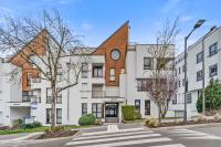 Stylish Studio with King Bed, Balcony and Full Kitchen - B&B