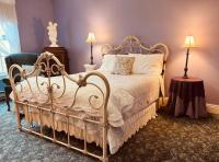 Deluxe Queen Suite