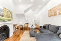 B&B Sydney - Chic 3-Bed House with a Cosy Courtyard - Bed and Breakfast Sydney