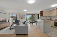 B&B Brisbane - Comfy 2-Bedroom Family Apartment with Free Parking - Bed and Breakfast Brisbane