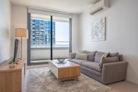 B&B Melbourne - Panoramic Views 2br With Pool And Free Carpark - Bed and Breakfast Melbourne