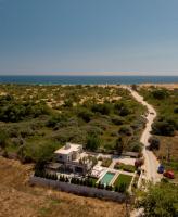 B&B Línia - Villa Flamingo - 4 bedrooms - Private Pool - Next to renowned Issos Beach & Lake Korission - Bed and Breakfast Línia