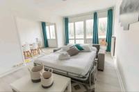 * Cosy & Spacieux * (75 M2) RER D à 5 min à pied - B&B
