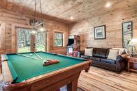 B&B Sevierville - Spectacular MTNS Views with PRIVATE HOT TUB with Pool Table and Private Pond - Bed and Breakfast Sevierville