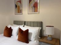 B&B Leicester - The Blue Lagoon Loft (Sleeps 4) - Bed and Breakfast Leicester