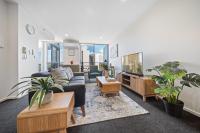 B&B Canberra - Glorious Central Canberra 1-Bed with Pool & Sauna - Bed and Breakfast Canberra