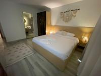 Superior King Room with Pyramids View
