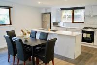 Honeysuckle St Cottage. Central Location. Sleeps 8 - B&B Bendigo