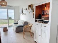 Joli T2 en front de mer avec accès direct plage, terrasse privative, parking et Wi-Fi gratuit - FR-1-361-45 - Chambres d'hôtes Jullouville