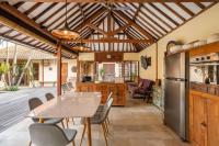 Gorgeous 4 BR Villa in Canggu - Bed and Breakfast Tambakboyo