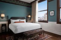 Zimmer mit Kingsize-Bett und Stadtblick