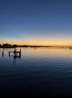 B&B Rockport - That sunset! Pool on the waters edge - Bed and Breakfast Rockport