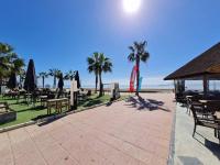 Nueva Ribera Beach Club, Luxury 2 bedroom Apartment with outdoor swimming pool, WIFI and footsteps away from the beach in Los Alcázares - B&B Los Alcázares