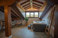 Habitación con cama grande y bañera de hidromasaje