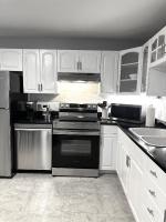 B&B Yellowknife - Spacious Downtown 3BR Home, 4bds - Bed and Breakfast Yellowknife