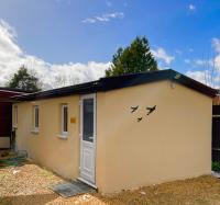 Heathrow Airport 10 mins drive l FREE SECURE PARKING l Tiny House with Courtyard - B&B New Bedfont