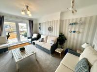 Sea View Three Bed Detached Home - With Parking - Next to Beach! - B&B Bournemouth