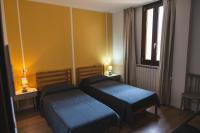 Chambre Lits Jumeaux avec Salle de Bains Commune