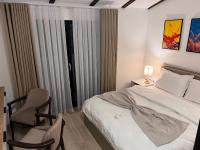 Habitación con cama grande y balcón