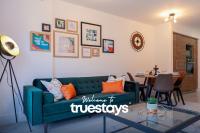 B&B Etruria - Ambassador House by Truestays - Luxury 4 Bedroom House in Stoke-on-Trent - Bed and Breakfast Etruria