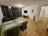 B&B Wien - Spacious 1BR Apartment with Balcony above Citygate Shopping Complex with Metro Access - Bed and Breakfast Wien