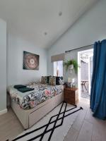 B&B Bournemouth - Contemporary studio with private patio, free on-street parking and underfloor heating - Bed and Breakfast Bournemouth