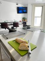 Apt 10 Beachside Beauty Lux Studio Steps from Beach - B&B Brighton