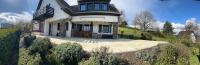 Eifel Landhaus Panoramablick unter der Burg Olbrück mit Sauna Hottub großer Terrasse und Garten Ideal für Familien - Chambres d’hôtes Niederdürenbach