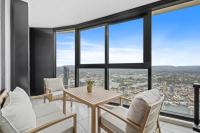 Luxe Canal View APT in Surfers Steps from the Sea - Bed and Breakfast