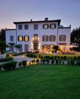 LA VILLA APARTMENTS - Convenient for Sardinia and Corsica - 4-5 beds -Private Parking included with Camera - Chambres d'hôtes Livourne