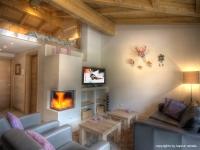 Appartamento Attico con 3 Camere da Letto, Balcone e Vista Montagna