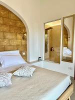 Zimmer mit Kingsize-Bett und Whirlpool
