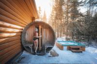 Bee Private Hot Tub Sauna Ski, Snowshoes - B&B Mille-Isles