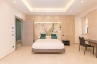 Zimmer mit Queensize-Bett und Whirlpool-Badewanne