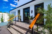 Villa Azure Ocean Park's Seaside Luxe Retreat - B&B
