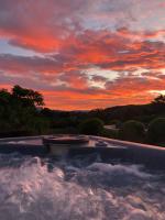 Dulguigan Downs Farm House - Bed and Breakfast