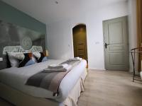 Habitación con cama grande