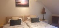 Tweepersoonskamer met 2 Aparte Bedden en Eigen Badkamer