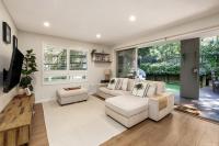 B&B Dee Why - Chic 2-Bed Dee Why Haven with Backyard & BBQ - Bed and Breakfast Dee Why