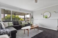 Legana Lodge - A home away from home - Catering for up to 12 guests - B&B Legana