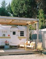 B&B Gibsons - Dreamy Airstream Hideaway with Hot Tub - Bed and Breakfast Gibsons