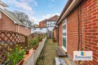 HERBERT COTTAGE by BOURNECOAST - A Charming "Cottage Style" Maisonette with a Courtyard and WIFI - FM9583 - Chambres d'hôtes Bournemouth