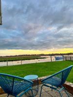 Sunset Lodge, River View & Log Burner - B&B